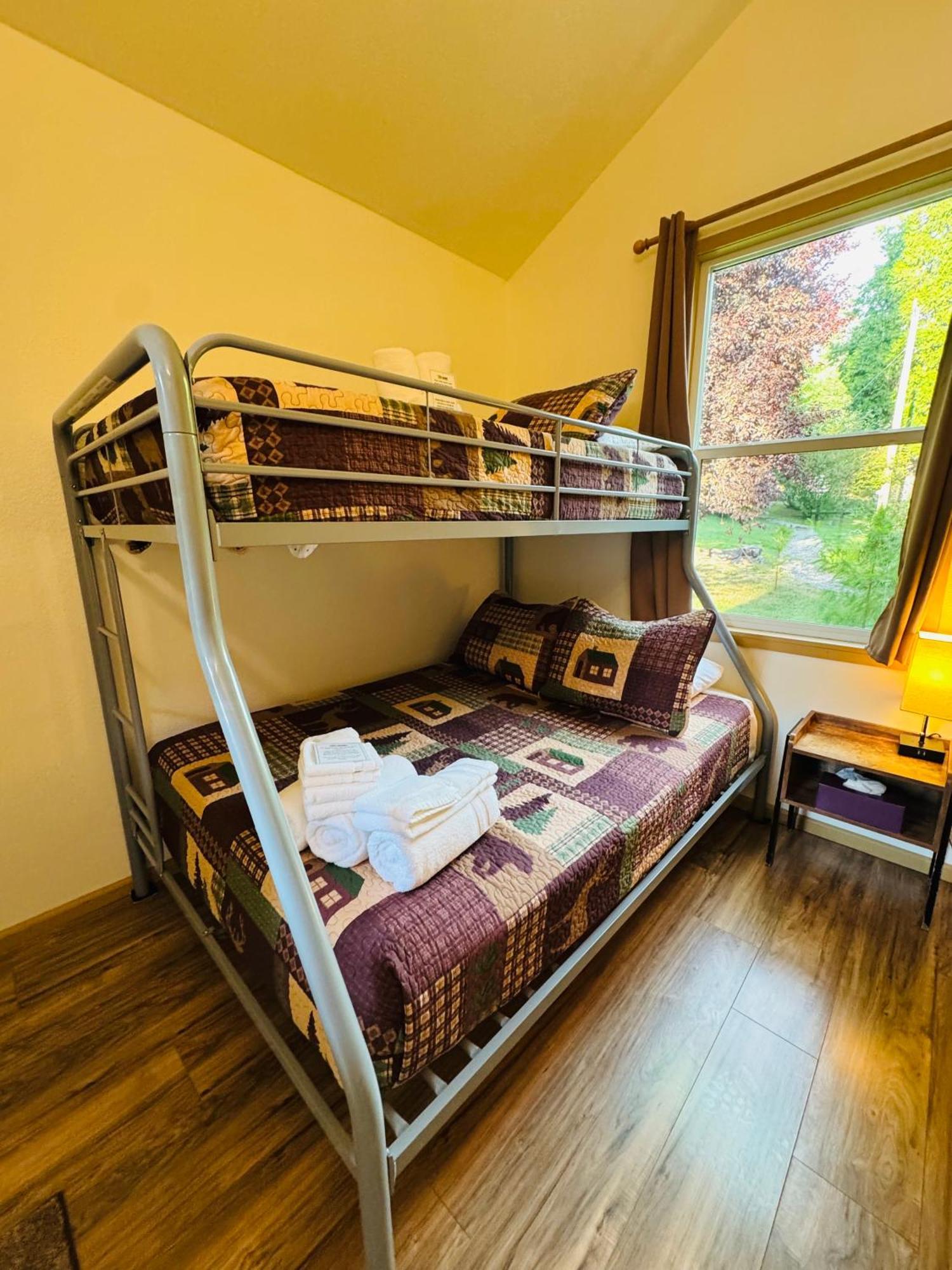 Umpqua's Last - Wilderness Cabins, Rv Park & Glamping